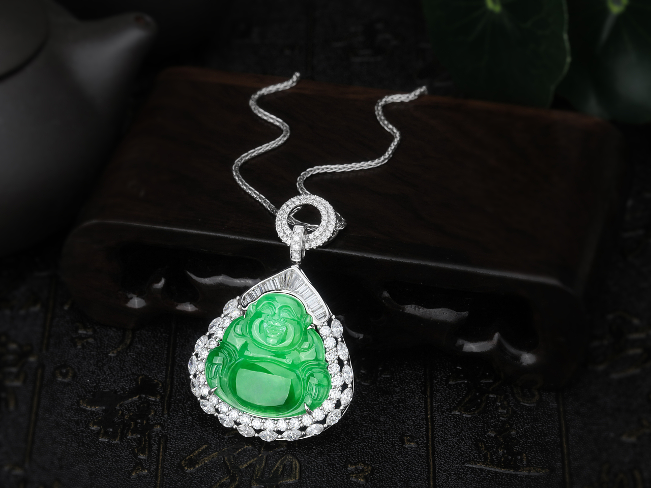 翡翠佛公吊墜 方寸之間見(jiàn)慈悲——產(chǎn)品攝影的藝術(shù)表達(dá)