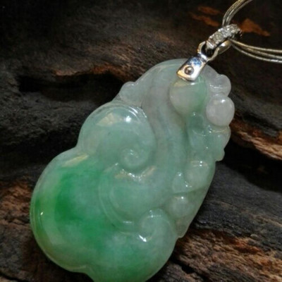 集翠致美，溫潤(rùn)于頸 蘇寧易購(gòu)翡翠324掛件吊墜品鑒